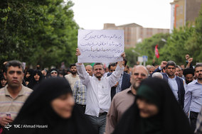 راهپیمایی نمازگزاران نماز جمعه مشهد در علیه مواضع اخیر دولت آمریکا