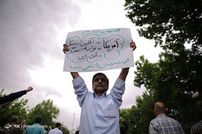 راهپیمایی نمازگزاران نماز جمعه مشهد در علیه مواضع اخیر دولت آمریکا