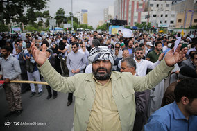 راهپیمایی نمازگزاران نماز جمعه مشهد در علیه مواضع اخیر دولت آمریکا