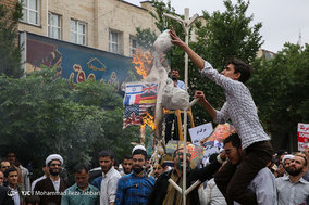 راهپیمایی ضداستکباری مردم قم پس از اقامه نماز جمعه