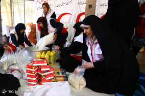 بسته بندی مواد غذایی هلال احمر برای نیازمندان