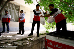 بسته بندی مواد غذایی هلال احمر برای نیازمندان