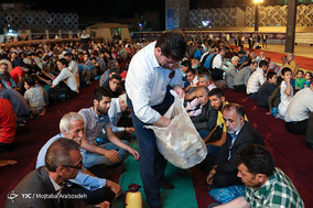 مراسم سفره افطاری در میدان امام حسین(ع)
