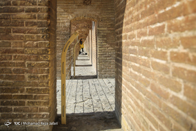 سی و سه پل در حصار نرده ها