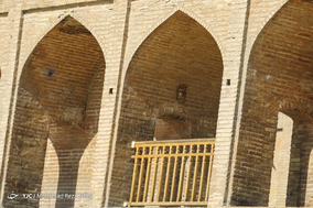 سی و سه پل در حصار نرده ها