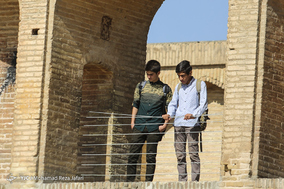 سی و سه پل در حصار نرده ها