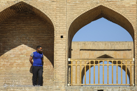 سی و سه پل در حصار نرده ها