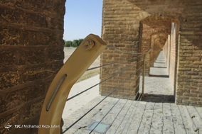 سی و سه پل در حصار نرده ها