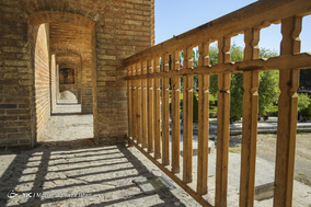 سی و سه پل در حصار نرده ها