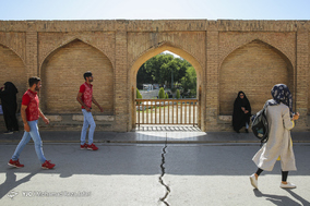 سی و سه پل در حصار نرده ها