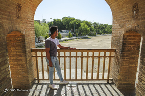 سی و سه پل در حصار نرده ها