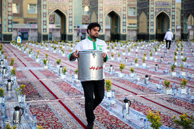ضیافت افطار در حرم امام رضا (ع)‎