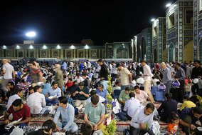 ضیافت افطار در حرم امام رضا (ع)‎