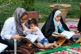 مراسم محفل انس با قرآن در جوار آرامگاه حافظ شیرازی