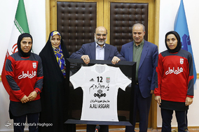 دیدار رئیس فدراسیون فوتبال و اعضای تیم ملی فوتسال بانوان با رئیس رسانه ملی‎