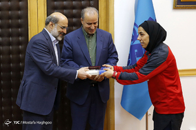 دیدار رئیس فدراسیون فوتبال و اعضای تیم ملی فوتسال بانوان با رئیس رسانه ملی‎