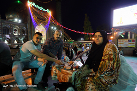 افطار روزه داران در امام زاده صالح (ع)