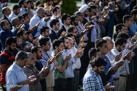 اقامه نماز عید فطر به امامت مقام معظم رهبری در مصلی تهران