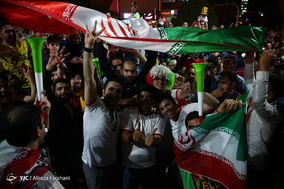 شادی مردم تهران پس از پیروزی تیم ملی فوتبال مقابل مراکش