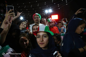 شادی مردم تهران پس از پیروزی تیم ملی فوتبال مقابل مراکش