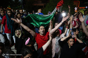 شادی مردم تهران پس از پیروزی تیم ملی فوتبال مقابل مراکش