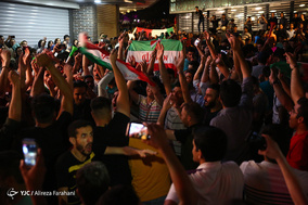 شادی مردم تهران پس از پیروزی تیم ملی فوتبال مقابل مراکش