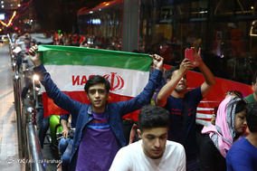 شادی مردم تهران پس از پیروزی تیم ملی فوتبال مقابل مراکش