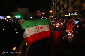 شادی مردم تهران پس از پیروزی تیم ملی فوتبال مقابل مراکش