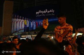 شادی مردم تهران پس از پیروزی تیم ملی فوتبال مقابل مراکش