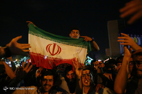 شادی مردم تهران پس از پیروزی تیم ملی فوتبال مقابل مراکش