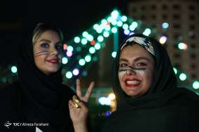 شادی مردم تهران پس از پیروزی تیم ملی فوتبال مقابل مراکش