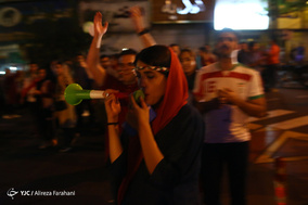 شادی مردم تهران پس از پیروزی تیم ملی فوتبال مقابل مراکش