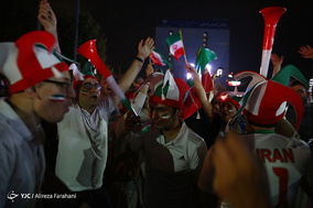 شادی مردم تهران پس از پیروزی تیم ملی فوتبال مقابل مراکش