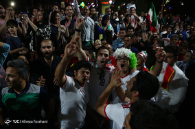 شادی مردم تهران پس از پیروزی تیم ملی فوتبال مقابل مراکش