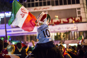 شادی مردم تهران پس از پیروزی تیم ملی فوتبال مقابل مراکش - 2