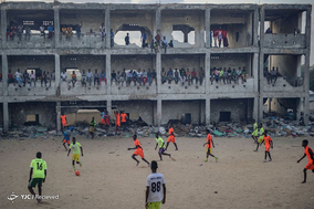 پسران آفریقایی در هوای آلوده شهر موگادیشو (Mogadishu)، پایتخت کشور سومالی، سرگرم بازی فوتبال هستند.