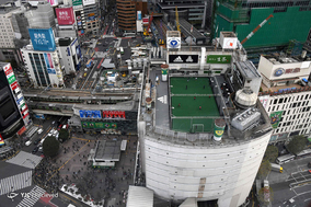 زمین فوتبالی منحصر به فرد بر فراز ساختمان یک مرکز خرید در کنار تقاطع شیبویا (Shibuya)، توکیو، ژاپن.

