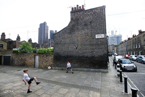 زمین فوتبال خیابانی در منطقه سات‌ارک (Southwark) لندن انگلستان