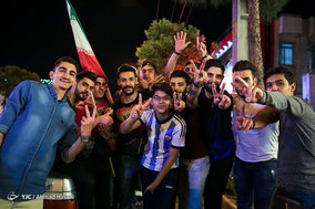 شادی مردم مشهد پس از پیروزی تیم ملی فوتبال مقابل مراکش