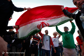 خوشحالی هوادارن تیم ملی فوتبال ایران در کازان روسیه پس از پیروزی مقابل مراکش