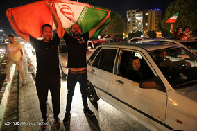 شادی مردم قم و اهواز پس از پیروزی تیم ملی فوتبال مقابل مراکش