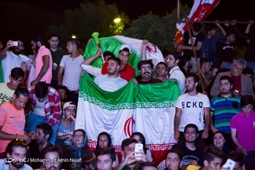 تماشای دیدار تیم های فوتبال ایران و اسپانیا در بام همدان