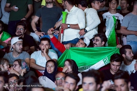 تماشای دیدار تیم های فوتبال ایران و اسپانیا در بام همدان