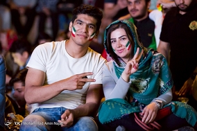 تماشای دیدار تیم های فوتبال ایران و اسپانیا در بام همدان