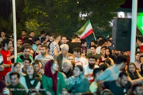 تماشای دیدار تیم های فوتبال ایران و اسپانیا در بام همدان