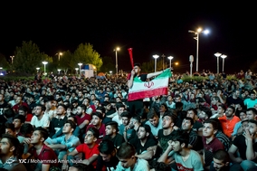 تماشای دیدار تیم های فوتبال ایران و اسپانیا در بام همدان