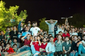 تماشای دیدار تیم های فوتبال ایران و اسپانیا در بام همدان