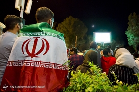 تماشای دیدار تیم های فوتبال ایران و اسپانیا در بام همدان