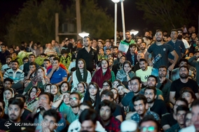 تماشای دیدار تیم های فوتبال ایران و اسپانیا در بام همدان