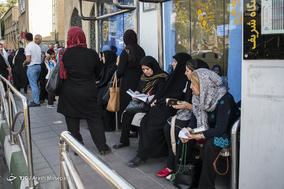 انتظار خانواده ها پشت درهای کنکور